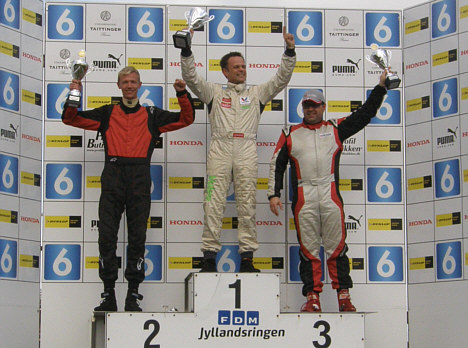 Vinderne af Renault Clio Cup mesterskabet 2009:<BR>Claus Christensen kronet som mester, Michael Christensen (tv) sluttede på 2. pladsen og Jacob Kristensen (th) på 3. pladsen.